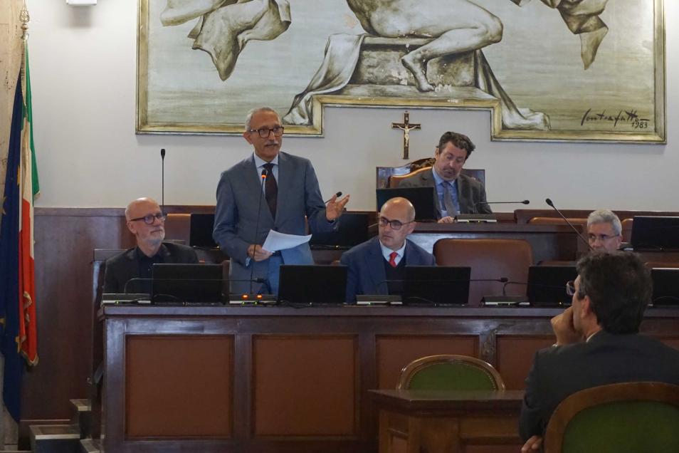 Un momento dell'intervento del prof. Stefano Figuera nella sala consiliare del Comune di Catania